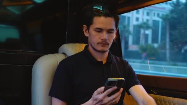  empresário dirigindo em um carro e falando ao telefone - Filmagem, Vídeo