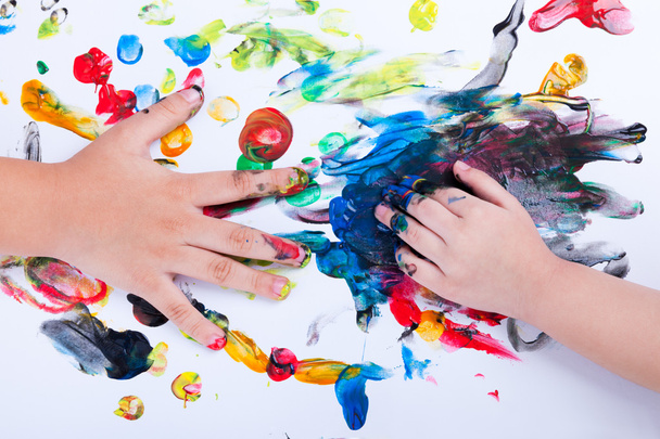 Primo piano di mani di bambini piccoli che fanno pittura con le dita con vari
 - Foto, immagini