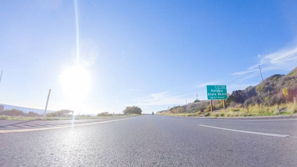 Κατά τη διάρκεια της ημέρας, η οδήγηση σε HWY 101 κοντά στην παραλία Arroyo Quemada, Καλιφόρνια, προσφέρει γραφική θέα στο γύρω παράκτιο τοπίο. - Φωτογραφία, εικόνα