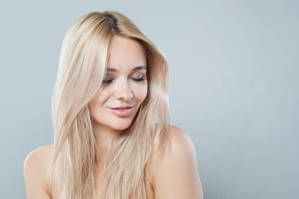 Lachende blonde model vrouw portret. Gezichtsbehandeling, cosmetica, huidverzorgingsconcept - Foto, afbeelding
