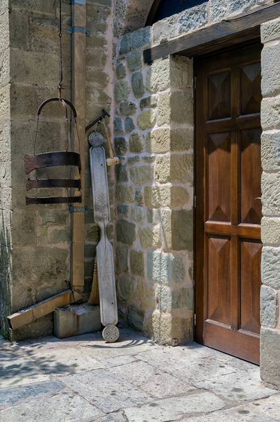 Detalhe arquitetônico de um mosteiro em Meteora, Grécia
 - Foto, Imagem