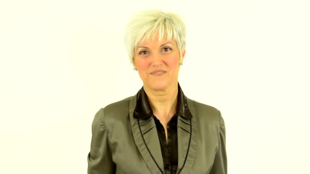 Business femme d'âge moyen accueille - fond blanc - studio
 - Séquence, vidéo