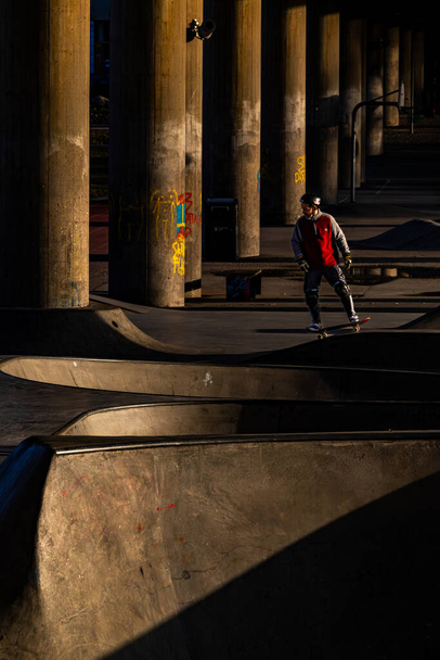 Стокгольм, Швеция 28 марта 2024 г. Мужчина катается на скейтборде в парке. - Фото, изображение