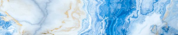 Onyx bleu transparent avec inclusions dorées. Une pierre précieuse présentant une translucidité azur sereine, idéale pour créer des accents intérieurs sophistiqués. Ses motifs naturels élèvent les comptoirs et les caractéristiques architecturales, ajoutant une touche sur mesure aux espaces avec - Photo, image