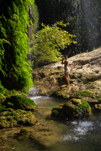Dívka má vodopád v přírodní rezervaci, ideální pro turistiku, výlety, dobrodružné výlety, extrémní volný čas, národní parky, a rezervy. - Fotografie, Obrázek