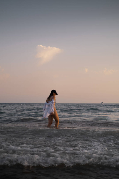 Mädchen schwimmt im Meer und verkörpert Ruhe und Entspannung. Förderung von Tourismus, Resorts, gesundem Lebensstil und Outdoor-Sport. - Foto, Bild