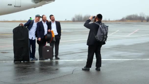 WINNYTSIA, UKRAINE - 5. MÄRZ 2020: Chassidim treffen auf dem Flughafen in der Ukraine ein, um den Rosch-Haschana-Feiertag in Uman zu feiern - Editorial Footage - Filmmaterial, Video