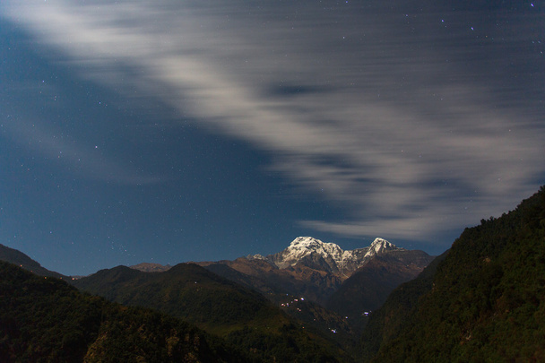 Annapurna I Himalaia Montanhas no Nepal à noite com nuvens mov
 - Foto, Imagem