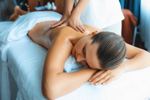 Cliente donna caucasica godendo rilassante massaggio spa anti-stress e coccole con la bellezza svago della pelle nel giorno luce ambiente salone spa presso resort di lusso o hotel. Silenzioso - Foto, immagini