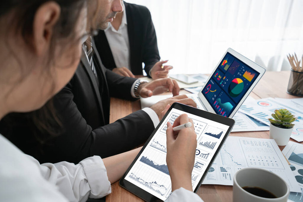 Finanzdatenanalyse-Dashboard von Fintech BI oder Business Intelligence-Displays auf Laptop und Tablet bis hin zu vertieften Finanzdatenanalysen von Geschäftsleuten, die Marketing planen. Habilitation - Foto, Bild