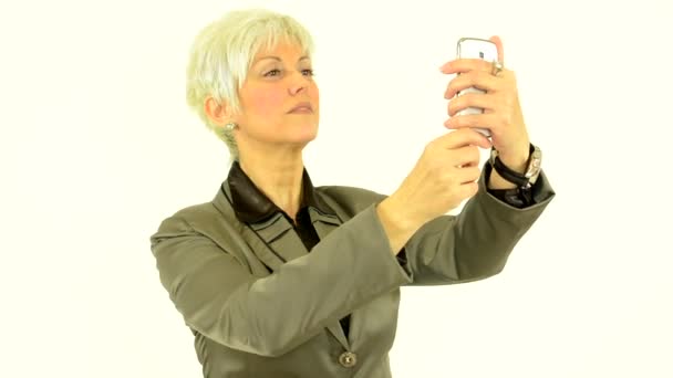 Fotografias de mulher de meia-idade de negócios com telefone (smartphone) - fundo branco - estúdio
 - Filmagem, Vídeo