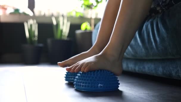 Vrouwelijke hielmassage met massagehulpmiddel voor myofasciale therapie close-up. apparaat voor voetmassage. - Video