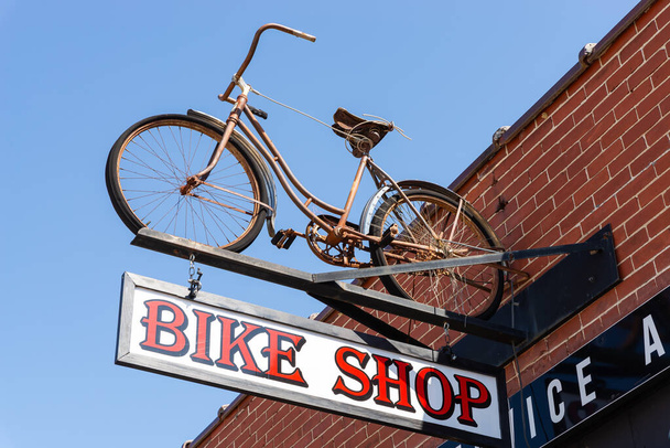 Знак магазина велосипедов в маленьком городке на Среднем Западе. - Фото, изображение