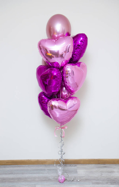 пучок рожевих кульок на білому тлі, сердечні кульки - Фото, зображення