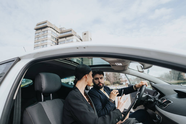 Un hombre y una mujer vestidos con atuendo de negocios entablan una conversación dentro de un vehículo, posiblemente discutiendo asuntos relacionados con el trabajo durante un viaje. - Foto, imagen