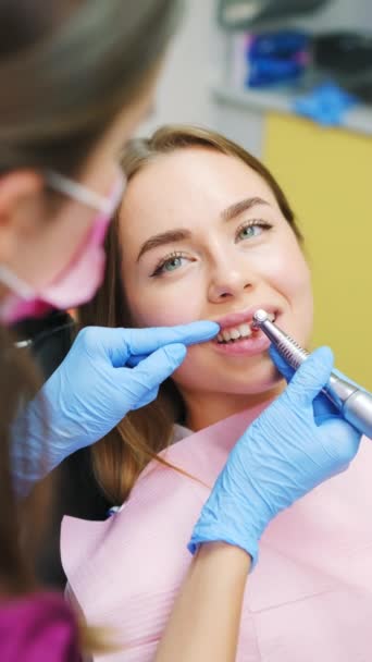 Patientin sitzt beim Zähneknirschen im Behandlungsstuhl, vertikales Video - Filmmaterial, Video