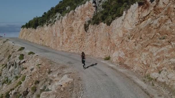 Девушка бегает в горах вдоль Ликийского пути в Турции - Кадры, видео