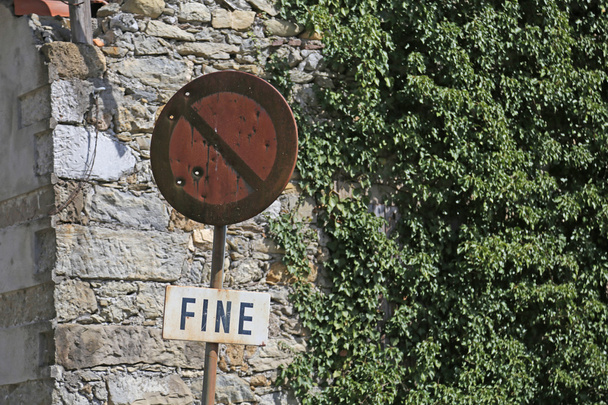 イタリア語で書かれた罰金さびた古い駐車禁止標識 - 写真・画像