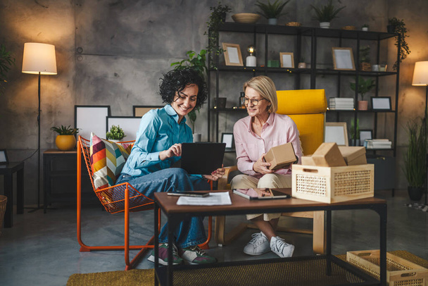 deux femmes caucasiennes matures entrepreneur à la maison pack boîtes ordre de produit pour la livraison concept de petite entreprise - Photo, image