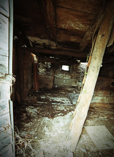 εγκαταλελειμμένο σπίτι σε ερείπια με κίνδυνο κατάρρευσης - Φωτογραφία, εικόνα