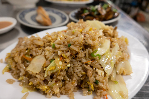 Teller mit gebratenem Reis mit Gemüse. - Foto, Bild