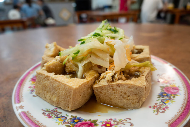 Assiette de tofu puant aux légumes marinés. - Photo, image