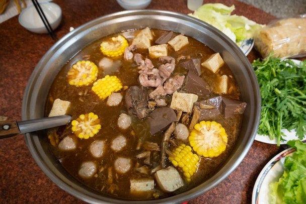 Warme pot met lam, tofu en maïs. - Foto, afbeelding