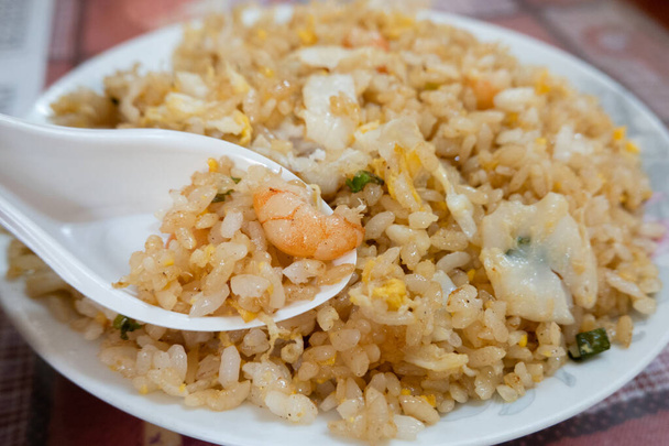 Talíř smažené rýže se zeleninou. - Fotografie, Obrázek
