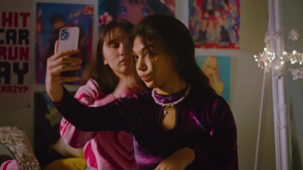 A mongol lány afro-amerikai tinédzser hajat fésül és frizurát készít. A többnemzetiségű lányok jól érzik magukat és együtt töltik a szabadidejüket. Kényelmes otthon hangulatos elegáns belső. Baráti kapcsolat. - Felvétel, videó
