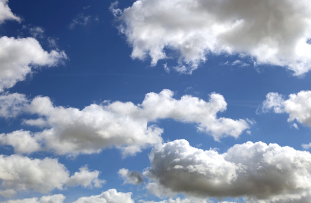 heldere wolken in de blauwe hemel in de lente - Foto, afbeelding