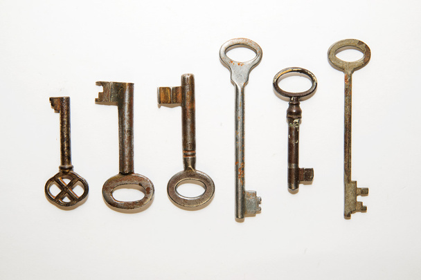 Шість старих ключів до сейфа на білому тлі
 - Фото, зображення