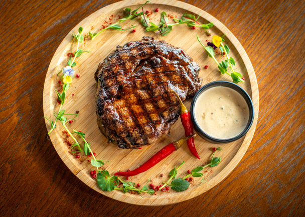 смажений яловичий стейк на дерев'яному фоні
 - Фото, зображення
