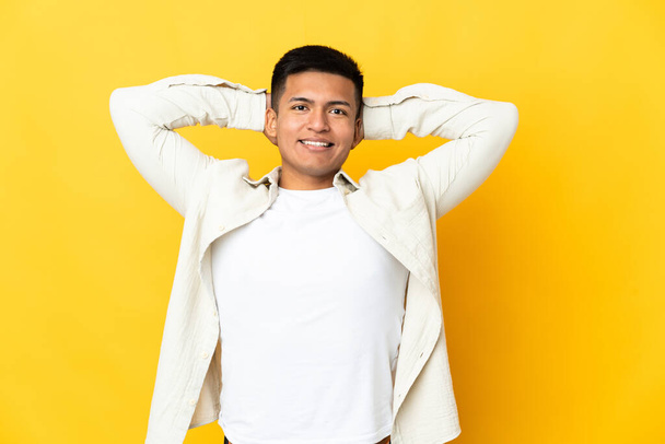 Junger Mann aus Ecuador auf gelbem Hintergrund lacht - Foto, Bild
