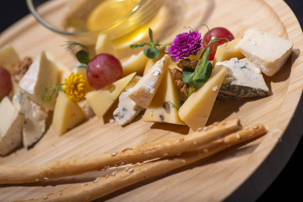 チーズの盛り合わせブドウ添え - 写真・画像