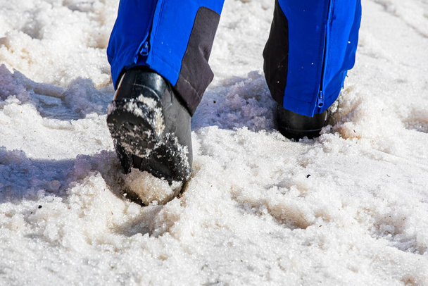hiihtäjä kävelee lumen läpi suksisaappaissa.Perheloma - Valokuva, kuva