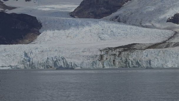 Turisták egy hajón megfigyelni a hatalmas Spegazzini gleccser Argentínában, értékelve a nagyszerűség a természet. - Fotó, kép
