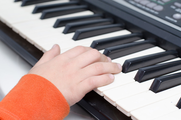Pequeño niño mano en el teclado
 - Foto, imagen