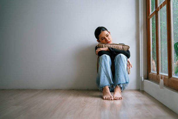 Депрессивная молодая азиатская женщина с психическими расстройствами в виду необходимости полного лечения от чрезмерной усталости мышления, разрушительной мысли, диссоциации, тревоги и других психических расстройств . - Фото, изображение