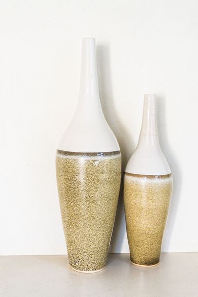 dois vasos na prateleira
 - Foto, Imagem