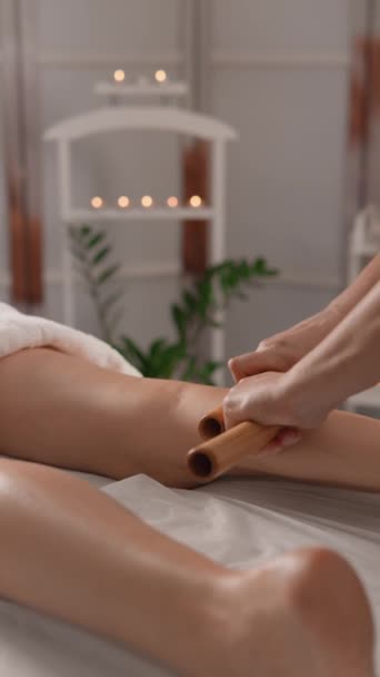 Este video muestra un masaje de la parte posterior de las piernas, dirigido a aliviar la tensión y mejorar la flexibilidad muscular. El masajista utiliza una variedad de técnicas para proporcionar al cliente una - Imágenes, Vídeo