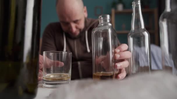 részeges alkoholista whiskyt iszik otthon. Magány és stressz. alkoholizmus, alkoholfüggőség fogalma. - Felvétel, videó