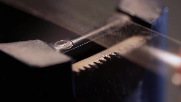 Tirando de cinta adhesiva en dispensador de cinta en macro shot - Imágenes, Vídeo