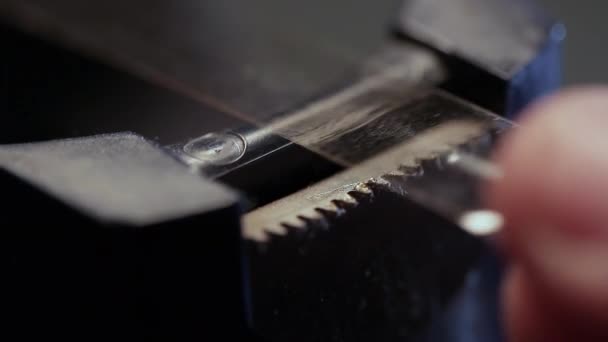 Tirare scotch nastro in nastro dispenser in macro shot - Filmati, video