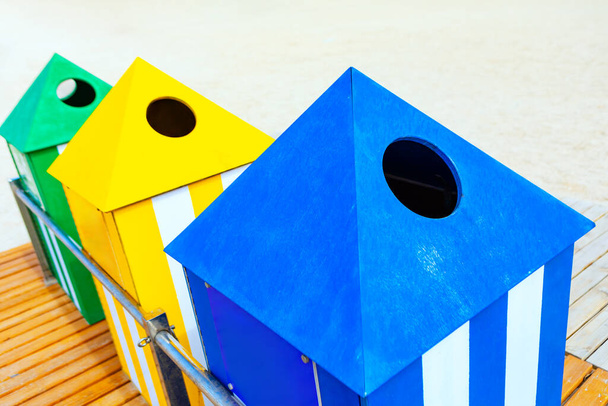 Atık toplamayı ayır. Kağıt, cam, metal ve plastik için renkli atık kutuları - Fotoğraf, Görsel
