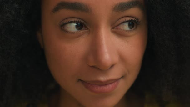 Zblízka tvář krásná etnická Afroameričanka úsměv mladá dáma businesswoman 20s gen z dívka portrét žena pohled na kameru tmavé oči pohled zdravá kůže přírodní make-up krása zdraví lékařské reklamy - Záběry, video