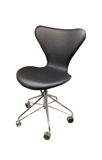  zwarte stoel op aluminium poten geïsoleerd op witte achtergrond - Foto, afbeelding