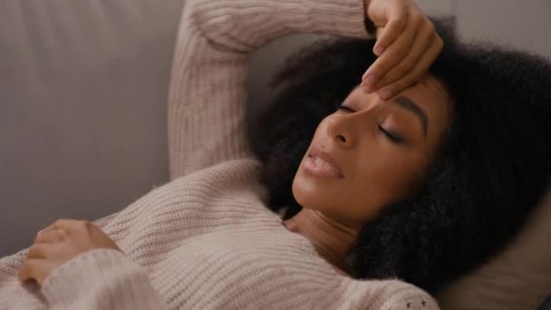 Закрыть грустное отчаяние девушка со стрессом депрессия лежа на диване молодой афроамериканской тревожной женщины отдохнуть на диване миллениум леди страдает от негативных мыслей нежелательных проблем беременности отношения - Кадры, видео