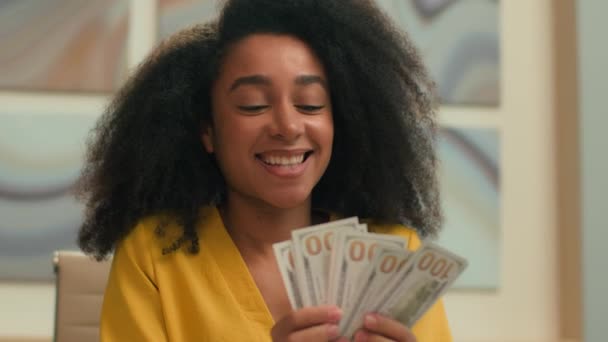 Mutlu Afrikalı Amerikalı etnik iş kadını banka çalışanı finans muhasebecisi ofis yerinde dolar sayıyor neşeli iş kadını para maaşı bütçesi gülümsemesi sayıyor - Video, Çekim