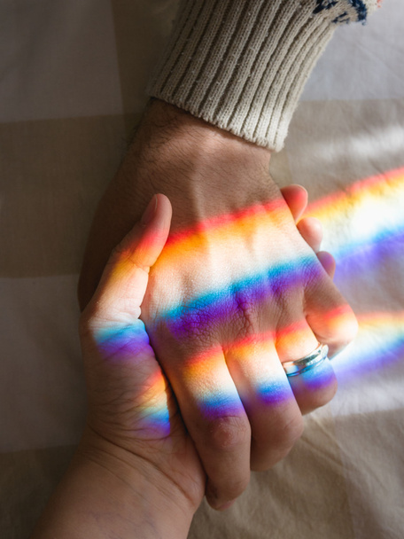 main dans la main avec arc-en-ciel symbolisant l'amour sans fin
 - Photo, image