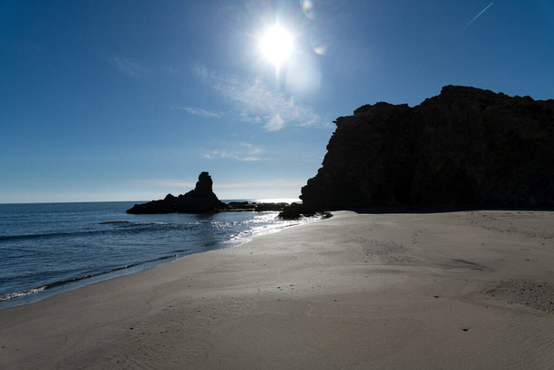 Cabo de Gata, Almeria - Espanja - 01-23-2024: Aurinkoinen näkymä Media Lunan hiekkarannalle ikonisilla vulkaanisilla kivillä, Cabo de Gata, Espanja - Valokuva, kuva